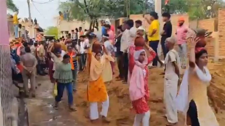 Etah: Tension Erupts As Dalit-Thakur Clash Over Kalash Yatra Route in UP Village, Police Struggle To Control Heated Face-Off (Watch Video)