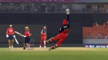 Jitesh Sharma Pulls Off a One-Handed Blinder To Dismiss Azmatullah Omarzai During PBKS vs RCB IPL 2025 Match (Watch Video)