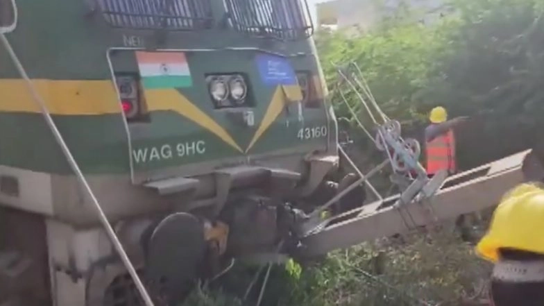Lucknow Train Derailment: Engine of Train Derails at Aishbagh Junction in Uttar Pradesh Due to Fault in Engine's Wire, No Casualties Reported (Watch Video)