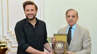 Bizarre! Netizens Share Funny Memes After Shahid Afridi Receives Award from Pakistan PM Shehbaz Sharif for His 'Role' During India-Pak Tensions
