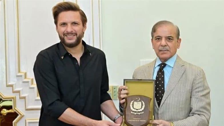 Bizarre! Netizens Share Funny Memes After Shahid Afridi Receives Award from Pakistan PM Shehbaz Sharif for His 'Role' During India-Pak Tensions