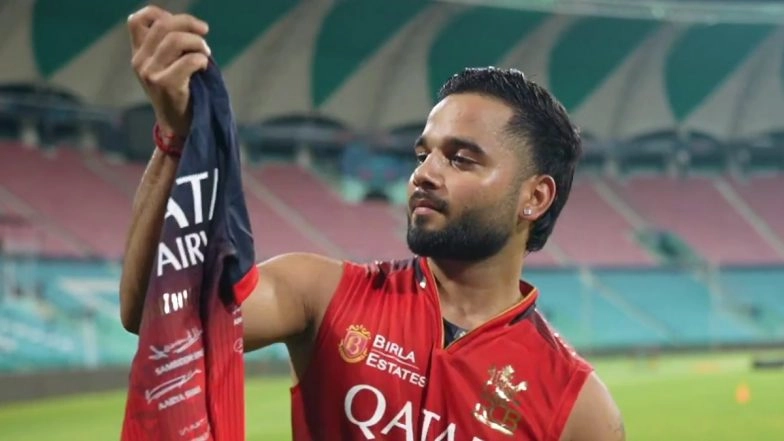 RCB Players Unveil Jersey With Fans' Signatures Ahead of LSG vs RCB IPL 2025 Match (Watch Video)