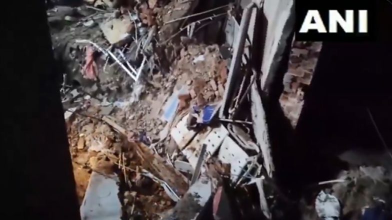 Building Collapse in Jharkhand: Part of Dilapidated Building Collapses at MGM Hospital in Jamshedpur, 2 People Dead (Watch Videos)