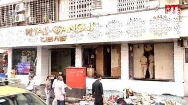 Mumbai Fire: Massive Blaze Erupts at Riyaz Ganji Showroom on Peddar Road, 19 Rescued (Watch Videos)