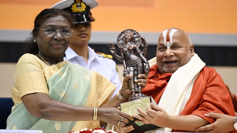 Jnanpith Award 2025: President Droupadi Murmu Confers 58th Jnanpith Award on Sanskrit Scholar Jagadguru Rambhadracharya (See Pics)