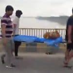 Hamirpur: Family Carries Mother’s Dead Body on Foot After Ambulance Stopped at Barricaded Bridge During Maintenance Work in UP, Video Surfaces