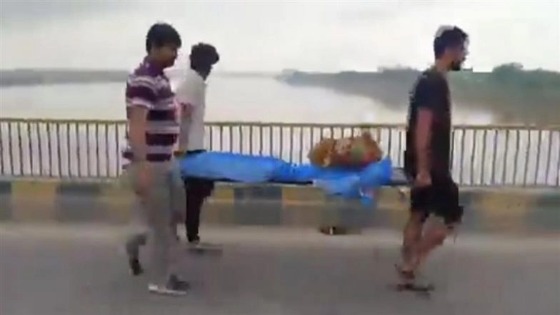 Hamirpur: Family Carries Mother’s Dead Body on Foot After Ambulance Stopped at Barricaded Bridge During Maintenance Work in UP, Video Surfaces