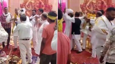 Jaunpur: Mahendra Rajbhar Garlanded, Repeatedly Slapped by Suheldev Bhartiya Samaj Party Workers on Stage in Uttar Pradesh; Video Goes Viral