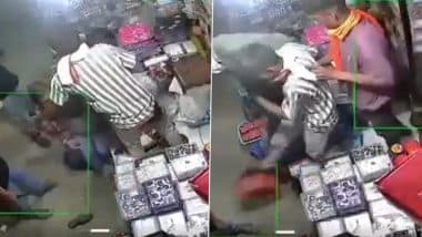 Robbery Caught on Camera in Mangolpuri: Masked Men Armed With Knives Loot Cloth Shop in Shocking Late-Night Heist in Delhi; Video Surfaces