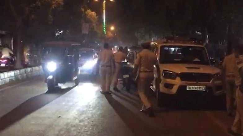 Delhi Shocker: Man Found Dead Under Suspicious Circumstances Inside Parked Car in Vikaspuri, Probe Launched (Watch Video)