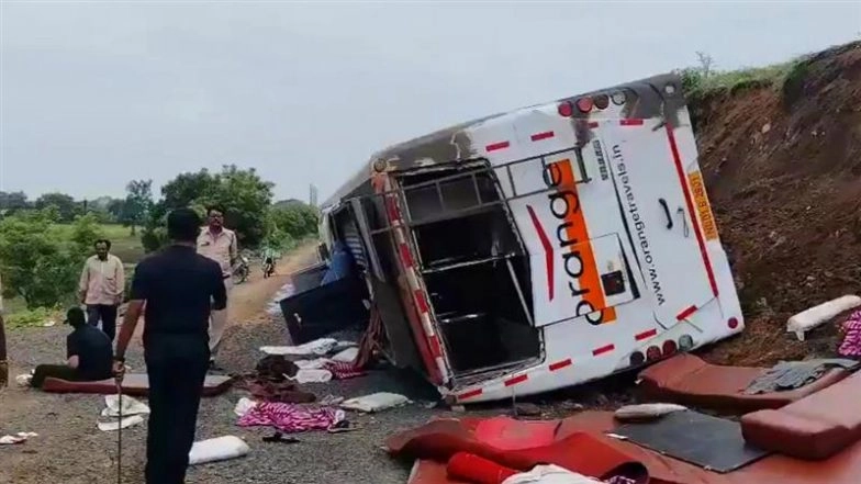 Adilabad Road Accident: 25 Injured After Private Bus Travelling From Hyderabad to Amravati Overturns in Telangana, Probe On (See Pic and Videos)