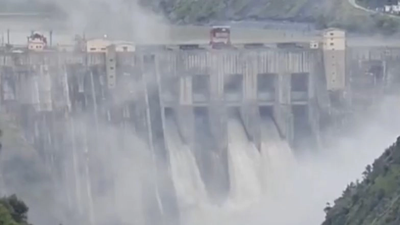 Jammu and Kashmir Rains: Ramban District Administration Orders Ban on All Movement Near River Chenab After Rise in Water Levels Trigged by Heavy Rainfall