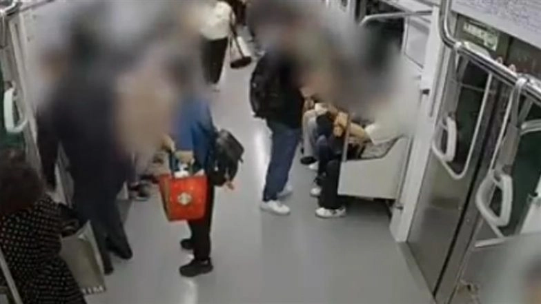 Seoul Subway Horror: Upset Over His Divorce Case, Man Sets Fire to Moving Train in South Korea; Video Goes Viral