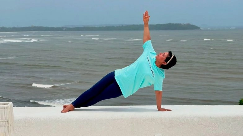 Hina Khan Does Yoga With a ‘Perfect View’
