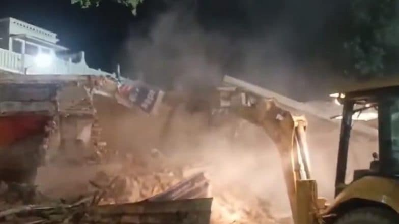 Varanasi: 35 Shops Including Iconic ‘Chachi Ki Dukaan’ and ‘Pahalwan Lassi’ Demolished in Anti-Encroachment Drive in Uttar Pradesh, Video Surfaces