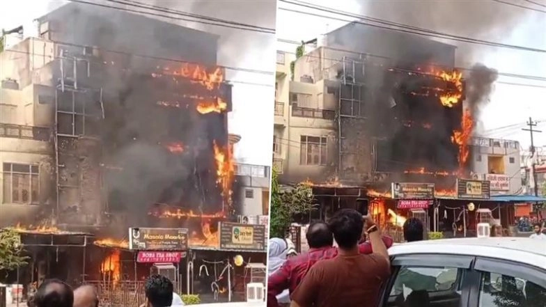 Meerut Fire: Blaze Guts 3-Storey Building in Shastri Nagar, Video Shows Thick Black Smoke Billowing Into Sky