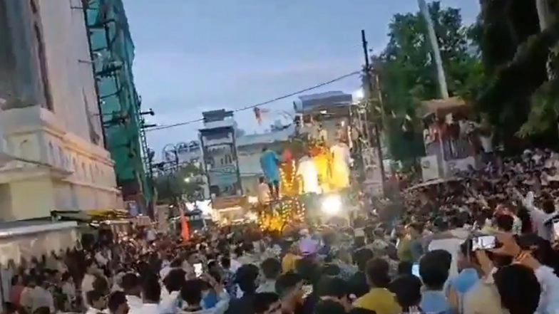 Ujjain Unrest: Tension Flares in Madhya Pradesh City as Slippers Hurled at Religious Place Near Gopal Mandir During 'Rath Yatra', Case Registered (Watch Video)
