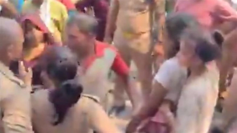 Girls Fight Video: ‘Drunk’ Girls Create Ruckus on Road, Argue With People, Police; Video Surfaces