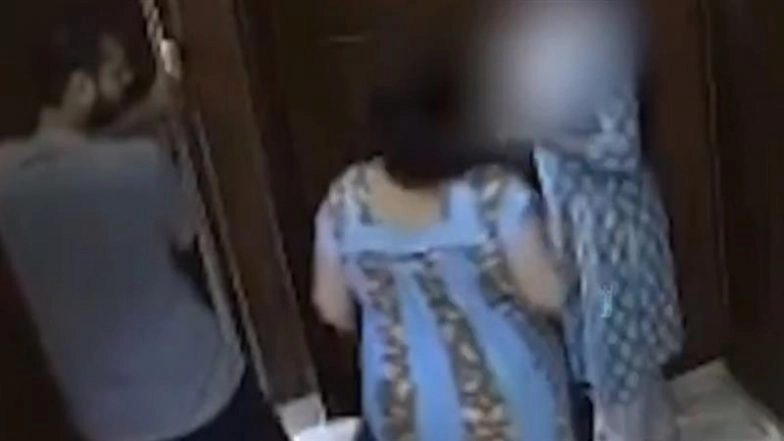 Faridabad Shocker: Woman Slaps Cook 8 Times, Tries to Hit Her With Mop; Booked After Video Goes Viral