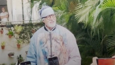 Entertainment News | Sunday Darshan: Amitabh Bachchan Distributes Umbrellas to Fans Outside His Residence Jalsa