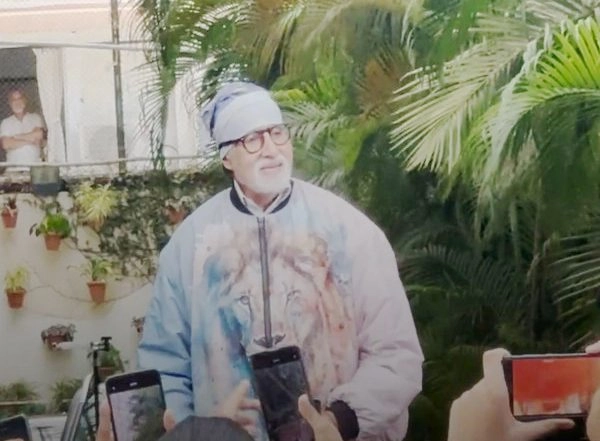 Entertainment News | Sunday Darshan: Amitabh Bachchan Distributes Umbrellas to Fans Outside His Residence Jalsa