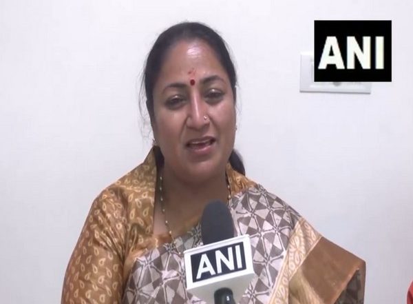 India News | Delhi CM Rekha Gupta Meets Swami Chidanand Saraswati in Rishikesh, Says Aim to Conduct Aarti on Both Sides of Yamuna