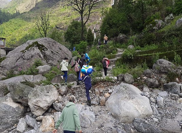 India News | North Sikkim: Stranded Tourists in Lachung Now Being Evacuated in Coordinated Relief Effort