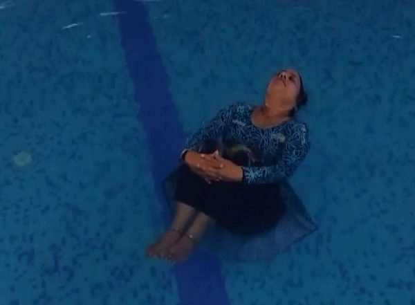 India News | Social Worker Geetha Srikanth Performs 30 Yoga Asanas at Water Yoga Event in Visakhapatnam