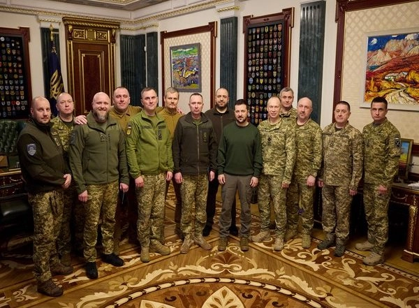 World News |  Top Ukrainian Army Commander Quits After Deadly Base Strike Kills 12