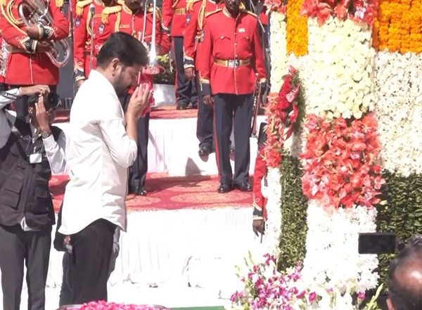 India News | Telangana CM Revanth Reddy Honours Martyrs with Floral Tribute on State Formation Day