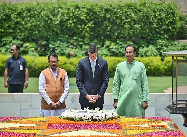 India News | Paraguay President Palacios Pays Tribute to Mahatma Gandhi at Rajghat
