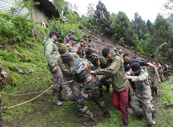 India News | 3 Indian Army Personnel Dead, 6 Missing After Landslide Hits Sikkim Military Camp