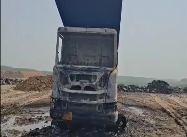 India News | Jharkhand: Naxals Torch Two Mining Trucks in Hazaribagh's Keredari