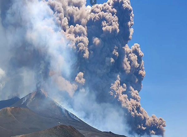 World News | Italy: Mount Etna Volcano Erupts in Sicily with Massive Ash Cloud