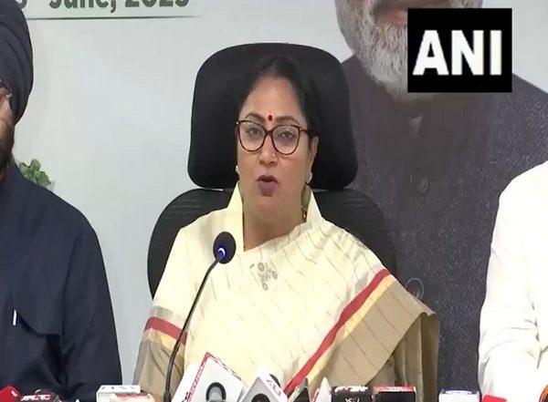 India News | From November 1, Only BS6, CNG or EV Commercial Vehicles to Be Allowed in Delhi: CM Rekha Gupta