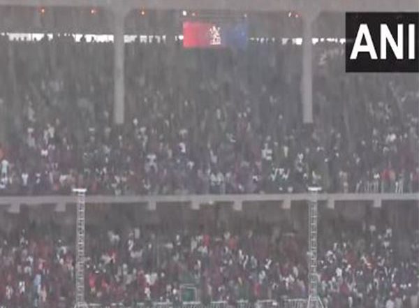 Sports News | Rains Lash Parts of Bengaluru as Fans Gather at Chinnaswamy Stadium for RCB Players' Felicitation