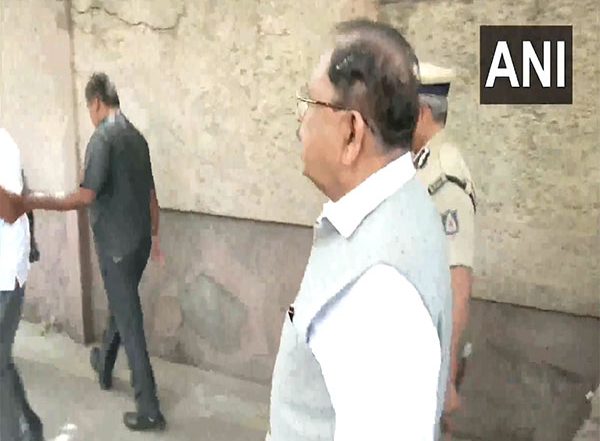 India News | Karnataka Home Minister G Parameshwara Inspects Stampede Site at Chinnaswamy Stadium; to Meet Senior Police Officials