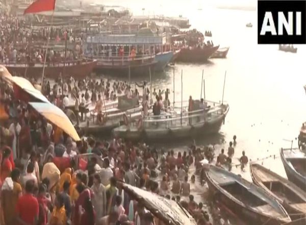 India News | UP: Devotees Take Holy Dip on Occasion of Ganga Dussehra, Offer Prayers to Maa Ganga