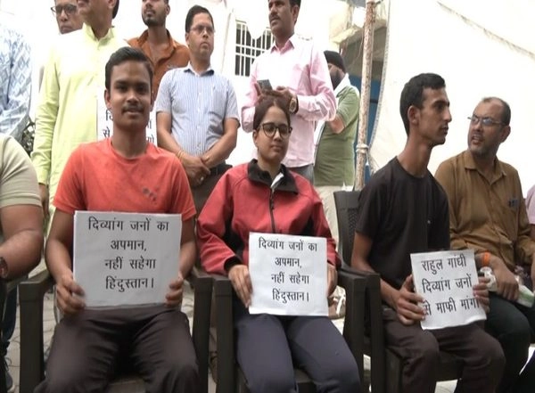 India News | MP: Para Sports Players, Divyangs Stage Protest Against Rahul Gandhi's 'Langda Ghoda' Remark in Bhopal, Submits Memo to Sport Minister