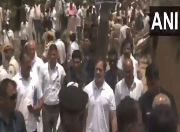 India News | Bihar: Rahul Gandhi Meets Family of 'Mountain Man' Dashrath Manjhi in Gaya