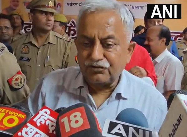 India News | UP Govt Advisor Awanish Awasthi Visits Vrindavan, Holds Talks over Opposition to Banke Bihari Corridor