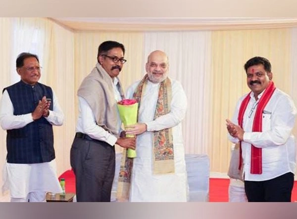 India News | Delhi: Amit Shah Meets Officers Behind Successful Anti-Naxal Ops in Chhattisgarh, Congratulates Them on Historic Success