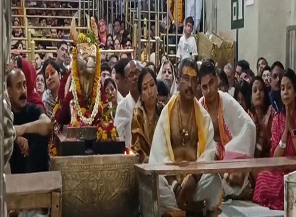 India News | Madhya Pradesh: Union Minister Dharmendra Pradhan Offers Prayers at Ujjain's Mahakaleshwar Temple