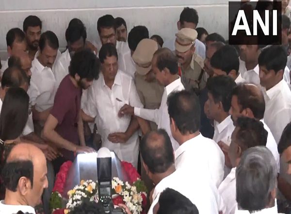 India News | Former Telangana CM KCR, Others Pay Last Respects to BRS MLA Maganti Gopinath