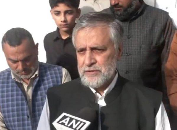 India News | JKNC MP Mian Altaf Ahmad Larvi Pays Tribute at 129th Urs of Mian Nizam-u-Din Kiyanvi (RA)