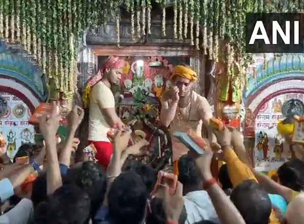 India News | Ayodhya: Devotees Flock to Hanuman Garhi Mandir on Last Tuesday of Jyeshtha Month