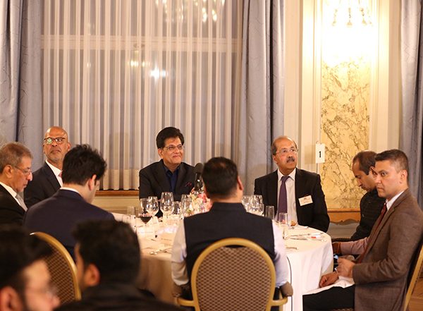 Business News | Piyush Goyal Meets Indian Business Delegates in Switzerland, Explores New Trade and Investment Opportunities B/w Both Nations