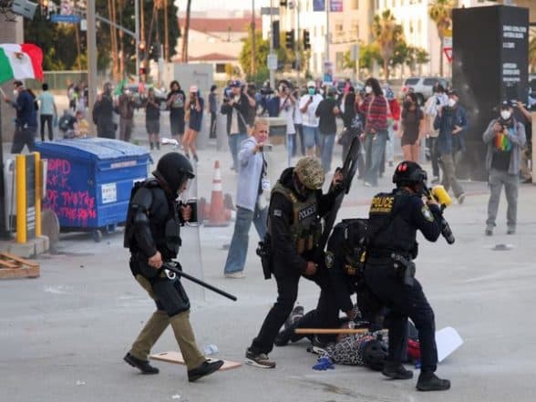 World News | Protests in LA Intensify over Federal Immigration Sweeps, Tear Gas Used