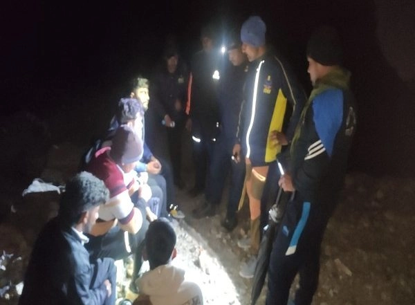India News | Uttarakhand: SDRF Rescues Five People Stranded Near Rambada on Shri Kedarnath Marg