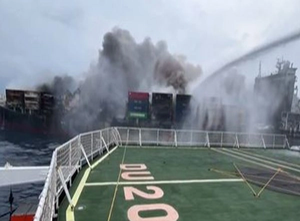 India News | Indian Coast Guard Battles Thick Smoke After Fire Breaks out on Singapore-flagged Container Ship